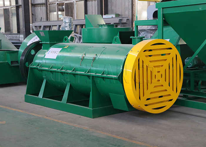 জৈব পদার্থ যেমন ফসলের ফসল, উদ্ভিজ্জ অবশিষ্টাংশ এবং ফুলভিক অ্যাসিডের মতো জৈব পদার্থকে গ্রানুলেট করার জন্য সার গ্রানুলেটর